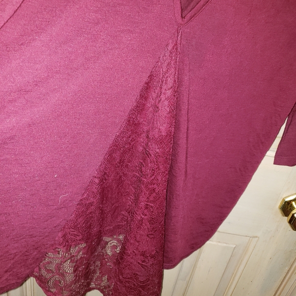 Torrid women's plus sz 1X Burgundy shirt with lace - Picture 5 of 6